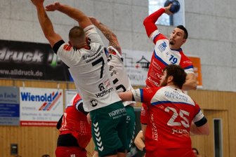 Kleiner Kader holt wichtigen Sieg - Da konnten sich die Abwehrspieler aus Wittenberg-Piesteritz noch so sehr strecken: Vaclav Klimt (rechts) war einmal mehr kaum zu stoppen und erzielte 14 Tore für den HC Glauchau-Meerane. 
