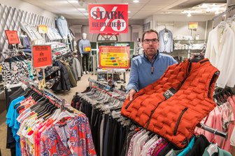 Kleiner Laden im Erzgebirge trotzt Wandel der Zeit – Chef geht in den Ruhestand - Geschäftsführer Bernd Fasel im Modehaus Jakubeit in Oelsnitz. Bald ist für ihn und sein Modegeschäft Schluss.