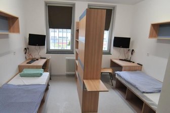 Flachbildfernseher gehört zur Ausstattung jeder Zelle