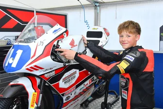 Kleiner Mann aus Lengefeld am Sachsenring vor großer Grand-Prix-Kulisse – Robin Siegert steht vor seiner Premiere - Die Spannung auf den Sachsenring-Grand-Prix steigt bei Robin Siegert.