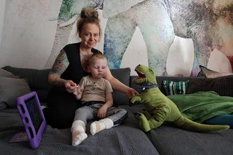Kleiner Max aus Zwickau: Das Leben nach dem Wachkoma - Helga Malz mit Sohn Max, der nach einer Tumoroperation im Wachkoma lag und nun viel Hilfe benötigt.
