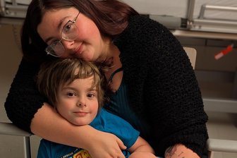 Kleiner Milo aus dem Erzgebirge mit seltener Fehlbildung: Sein Unterschenkel musste amputiert werden - Jessica Leonhardt und ihr Sohn Milo vor der Operation in einer Spezialklinik am Chiemsee.