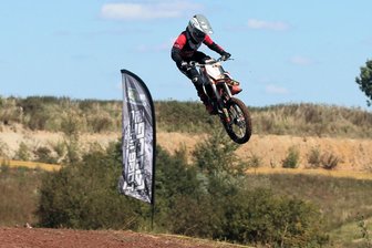 Kleiner Motor, großer Kampf: Junge Hainichener Motocross-Fahrerin bei Sachsenmeisterschaft auf dem Siegertreppchen - Machte sich ein vorzeitiges Geburtstagsgeschenk: Geradine Leonhard vom MSV Hainichen
