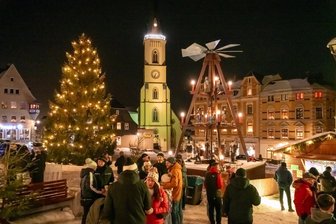 Kleiner Nach-Weihnachtsmarkt öffnet im Erzgebirge – Händler setzt auf Vegan-Trend: „Ich leiste ein bisschen Missionierungsarbeit“ - Das Stollberger Winterdorf hat die Tore geöffnet.