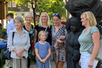 Kleiner Ort im Erzgebirge bereitet Festwochenende vor: 2024 will Tellerhäuser 400+2 Jahre feiern - Tellerhäuser kann sich glücklich schätzen, ein Kunstwerk des Bildhauers Gotthard Richter aus Pöhla zu besitzen. Familienangehörige des im Januar 2023 gestorbenen Künstlers folgten jetzt gern der Einladung nach Tellerhäuser. In der Parkanlage fand die restaurierte Holzskulpturengruppe „Familie“ wieder einen würdigen Platz.