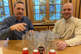 Kleiner Ort im Vogtland bittet um Mithilfe: Für welches einmalige Spektakel Neumark 700 leere Gläser benötigt - Wenn das Neumarker Rathaus zur Annahmestelle wird. Bürgermeister Sven Köpp (links) und Bauamtsleiter Jörg Schneider freuen sich über jede Spende.