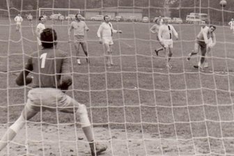 Kleiner Ort mit großer Tradition - Bis in die 1960er-Jahre gingen die Weißenborner Aktiven beim Feldhandball auf Torejagd, hier eine Spielszene auf dem Sportplatz am Schloss. 