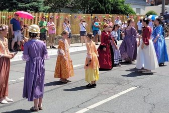 Kleiner Ortsteil Mülsen St. Micheln feiert großes Jubiläum - Sächsische Schlossprinzessinnen gaben auf offener Straße Proben ihrer majestätischen Erziehung.