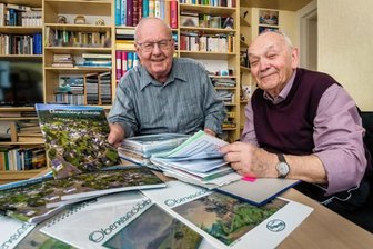 Kleiner Ortsteil steht im Mittelpunkt eines Buches - Wolfgang Richter (l.) und Werner Monzner haben die "Oberneuschönberger Kalenderblätter" in Buchform herausgegeben. 