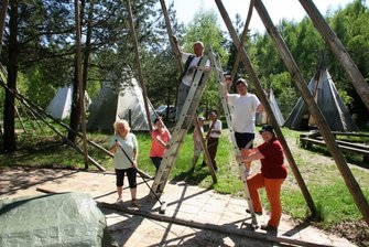 Kleiner Trupp trotzt dunklen Wolken überm Indianerdorf - Mit Enthusiasmus bauen die wenigen Vereinsmitglieder und weitere Indianerfreunde das Indianerdorf am Stausee Oberwald für die morgige Saisoneröffnung auf.