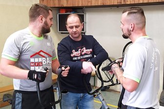 Kleiner Verein in Randsportart erfolgreich: Lippersdorfer Radballer feilen an historischer Saison - Die SVL-Spieler Maik Dornberger (links) und Marvin Scheiter, die hier vom ehemaligen Zweitliga-Routinier Andreas Müller (Mitte) Tipps bekommen, haben vor heimischer Kulisse vier Siege gefeiert.