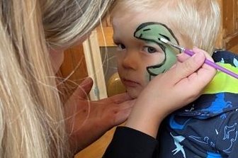 Kleiner Verein krempelt fürs Dorf die Ärmel hoch - Der zweijährige Wim lässt sich von Franziska Müller einen Saurier ins Gesicht schminken. 