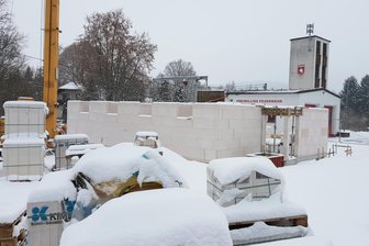 Kleiner vogtländischer Ort klotzt ran: Feuerwehr-Anbau bald nach oben dicht - Die ersten Anbau-Wände stehen auf der Baustelle am Bergener Feuerwehrdepot.