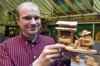 Kleiner Youtube-Star aus dem Erzgebirge bereichert Schnitzschau im Jubiläumsjahr - Schnitzausstellung in Arnsfeld mit dem Karzl von Marcel Teucher. Er hat die neueste Video-Episode der Weihrichkarzl-Figur nachgeschnitzt.