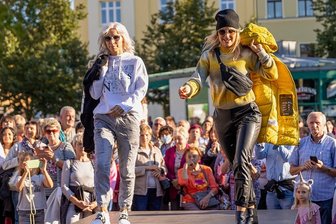 Kleinere Einkaufsnacht kommt in Auerbach gut an - Zehn Geschäfte haben sich an der Modenschau bei der Auerbacher Einkaufsnacht beteiligt. Sie fand auf dem Neumarkt statt.