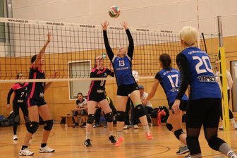 Kleines Dorf im Erzgebirge sagt der großen Volleyball-Konkurrenz den Kampf an - Hier setzt Nicole Dietrich (Nummer 13) ihre SGM-Teamkolleginnen per Zuspiel in Szene.