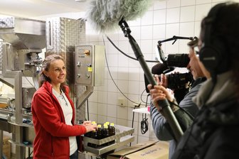 Kleines Dorf im Erzgebirge verwandelt sich für MDR-Reihe in Drehort - Christin Lehmann von der Ölmühle Dörnthal stand dem Kamerateam des MDR Rede und Antwort.