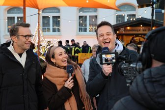 Kleines Dorf im Erzgebirge wird für Stunden zur MDR-Showbühne - Die Moderatoren Peter Imhof, Julia Krüger und Felix Seibert-Daiker (v. l.) beim Dreh am Nachmittag.