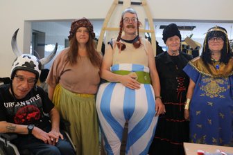 Kleines Dorf im Vogtland lädt zu seinen berühmten Stelzenfestspielen: Was in diesem Jahr Asterix und die Römer damit zu tun haben - Jens Stephan als Kuh, Mandy Stockfisch als Gallierin, Marco Frischbier als Obelix, Elvira Heinrich als spanische Tänzerin und Andrea Hiemann als Ägypterin (von links) freuen sich schon auf ihren Auftritt.