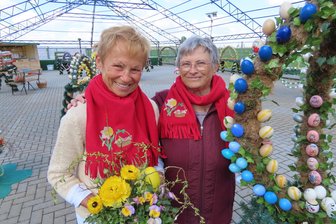 Kleines Dorf in Westsachsen: Tausende wunderbar bemalte Eier sorgen für Ausnahmezustand - Rosemarie Rauh und Beate Schumann (rechts) gehören zu den Organisatorinnen des Ostergartens.