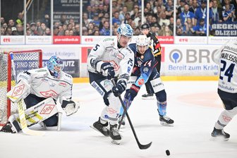 Kleines Eishockey-Wunder wird wahr: Dresdner Eislöwen steigen nach Krimi bei den Ravensburg Towerstars in die DEL auf - Bruno Riedl (Mitte vorn) erzielte für die Dresdner Eislöwen das 1:0.