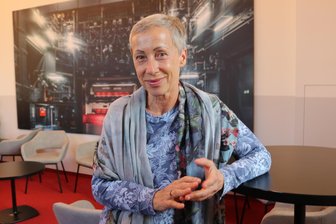 Kleines Ensemble, großes Stück: Weshalb eine Darstellerin im Plauener „Urfaust“ sechs Rollen stemmt - Die Schauspielerin Ute Menzel steht seit 40 Jahren auf der Bühne. Das aktuelle Stück, der „Urfaust“, besitzt in ihren Augen ein Alleinstellungsmerkmal.