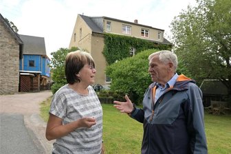 Kleines Erzgebirgsdorf erinnert an 500-jährige Geschichte seines Freigutes - Gisela Kirschneck und Albernaus Ortsvorsteher Lothar Süß vor dem Haus, das einmal das Herrenhaus des Freigutes war. Es steht noch zu zwei Dritteln und ist heute in Privatbesitz.