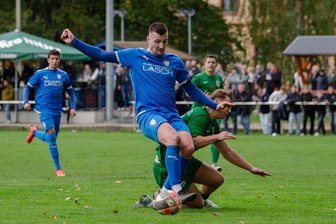 Kleines Fußballmärchen beim TSV Crossen: Stürmer schnürt an seinem Geburtstag den ersten Viererpack - Das Foto zeigt Stürmer Kevin Schau (am Ball) im Heimspiel des TSV Crossen Mitte Oktober gegen den SV Mülsen St. Niclas (4:1).