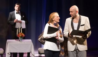 Kleines Glück, großes Scheitern - Emmi und Ali, Tamara Korber und Nenad Žanic (im Hintergrund Udo Prucha) kämpfen um ihre Liebe, denn "allein sein nix gut".