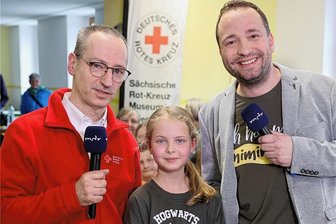 Kleines Glücks-Girl aus Beierfeld räumt beim MDR groß ab - Hailey war beim MDR-Dreh mit Moderator Mario D. Richardt (r.) und Museumsleiter André Uebe (l.) die große Tipp-Gewinnerin. 