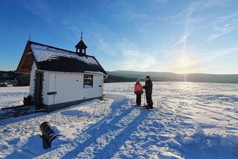 Kleines Gotteshaus mitten im Schnee - 