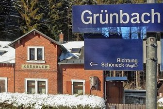 Kleines Haus am Wald gehörte früher zum Bahnhof - Der Bahnhaltepunkt von Grünbach. Er wird auch von Wanderern genutzt. 