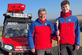 Kleines Holzhau, große Bergwacht: Wozu diese Mannschaft im Erzgebirge nötig ist - Ralf Dietrich und Lucas Müller rücken im Notfall mit der Bergwacht aus. Jetzt nahmen die Bergretter die Fackel des DRK entgegen.