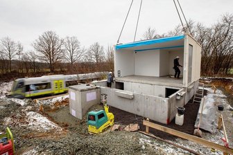 Kleines Modul-Bauwerk soll Engstelle der Bahn bei Plauen entschärfen - Am Kranhaken sind seit Montag Module für das künftige elektronische Stellwerk im Plauener Ortsteil Röttis eingeschwebt. Mit dem Stellwerk und zusätzlichen Weichen soll eine höhere Zugfrequenz bei einspurigem Verkehr möglich gemacht werden - während der Sanierung der Elstertalbrücke und auch auf Dauer. 