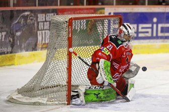 Kleines Souvenir erinnert Eispiraten-Keeper an Derby-Sieg - Torhüter Christian Schneider freut sich im vierten Anlauf über den ersten Sieg in einer Zweitliga-Partie. Der 22-Jährige gehört seit dem Sommer zum Eispiraten-Kader.