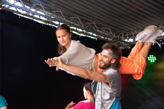 Kleines Spitzenfest am Malzhaus in Plauen: Ein Auftritt geht unter die Haut - Das 1. Plauener Tanzstudio präsentierte zum Spitzenfest-Spezial auf dem Gelände des Plauener Malzhauses spektakuläre Tanzeinlagen.