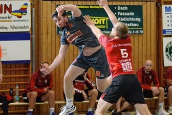 Kleines Team mit großer Ausbeute - Andy Möckel (links/Szene aus einem Heimspiel) war mit 13 Toren bester Lengenfelder Werfer in Chemnitz. 