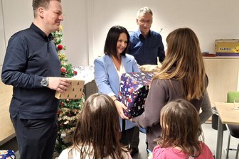 Kleines Weihnachtswunder in Flöha: Kinder der Volkssolidarität im Glück - Die Landtagsabgeordnete Susan Leithoff (m.), Unternehmer Olaf Zachert (l.) und der Flöhaer OB Volker Holuscha (r.) bei der Geschenkübergabe in der Wohngruppe der Volkssolidarität in Flöha.