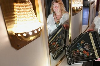 Kleines Wunder: Antike Zither kehrt zurück ins Freiberger Theater - Im Mittelsächsischen Theater in Freiberg zeigt Winnie Richter, Mitarbeiterin in der Öffentlichkeitsarbeit der Bühne, die historische Zither, die jetzt wieder im Theater ist.
