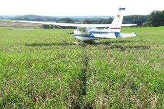 Kleinflugzeug landet auf Feld - Diese Cessna musste auf einem Feld notlanden.