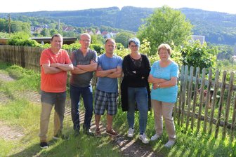 Kleingärtner bangen um ihre Anlage auf dem Eichert - Bernhard Menzel, Heiko Grunert, Frank Path, Corina König und Regina Menzel stehen im Teil der Anlage, die bebaut werden soll.