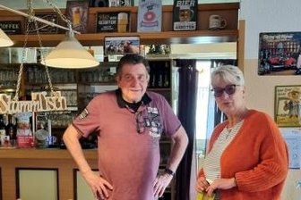 Kleingärtner feiern Jubiläum - Vereinschefin Kerstin Arndt mit Wirt Manfred Fischer in der Gaststätte.