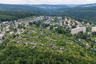 Kleingärtner im Erzgebirge bangen um ihr grünes Paradies auf dem Eichert - Jetzt reagiert die Stadt - Blick aus der Luft auf die Kleingartenanlage auf dem Eichert in Aue.