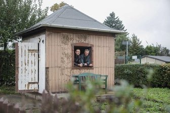 Kleingärtner wollen alte Laube erhalten - Sieht alt aus und ist es auch: Schatzmeister Marco Köstner (links) und Vereins-Chef Peter Goller in einer historischen Laube aus den 20er-Jahren, die in der Anlage "Sonnige Höhe", steht.