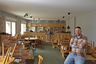Kleingartenanlage „Obst- und Gartenbau“ in Meerane: Warum der neue Gaststättenbetreiber nach fünf Monaten wieder aufgibt - Gastwirt Andy Kaiser hat sich nach fünf Monaten wieder aus der Kleingartenanlage „Obst- und Gartenbau“ verabschiedet. Das Foto entstand vor der Eröffnung im Februar 2024.