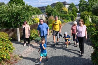 Kleingartensparte "Erdenglück" an der Chemnitzer Fürstenstraße hat große Pläne zum Hundertsten - Sie sind stolz auf ihre 100 Jahre junge Kleingartenanlage: Vereinsvorsitzender Jens Gielsok (2.v.l.) mit Sarah Morgenstern, Maik Wolf, Ellen Tamme und Kathleen Görres (von links) und den Kindern Matthis und Jannis Wolf.