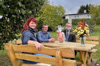 Kleingartenverein im Erzgebirge mit Preis ausgezeichnet - Cathleen Dietzsch, Vorsitzende vom Kleingartenverein „Edelweiß“ Tannenberg, hat im Beisein von Bürgermeister Christoph Neubert (rechts) die Auszeichnung von Silvio Wagner in Empfang genommen.