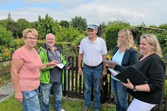 Kleingartenwettbewerb im Erzgebirge: Anlagen wollen mit "Insekten-Buffet" punkten - Beim Vor-Ort-Termin in Eibenstock (v.li.) Mechthild Bley, Vorsitzende des Kleingartenvereins "Am Sonneneck", Steffen Reichert vom Umweltamt des Erzgebirgskreises, Hans-Jürgen Sroka, Vorsitzender vom Regionalverband Erzgebirge der Kleingärtner, Grit Keßler Kreisverband der Kleingärtner Schwarzenberg und Nicole Rehm, Geschäftsführerin des Kreisverbandes Aue/Stollberg der Kleingärtner. 