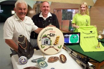 Kleingera sucht den neuen Schützenkönig - Klaus Wolf und Ralf Krause (von links) zeigen die Schützenfest-Preise. Das sind Edelsteine, die Königsscheibe und der Königspokal. Marie Krause zeigt zudem die neuen T-Shirts, die der Kinderclub erhielt.