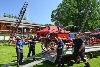 Kleinhartmannsdorf: Feuerwehr zeigt, wie früher gelöscht wurde - Auch die alten Handdruckspritzen kamen beim Fest zum Einsatz.